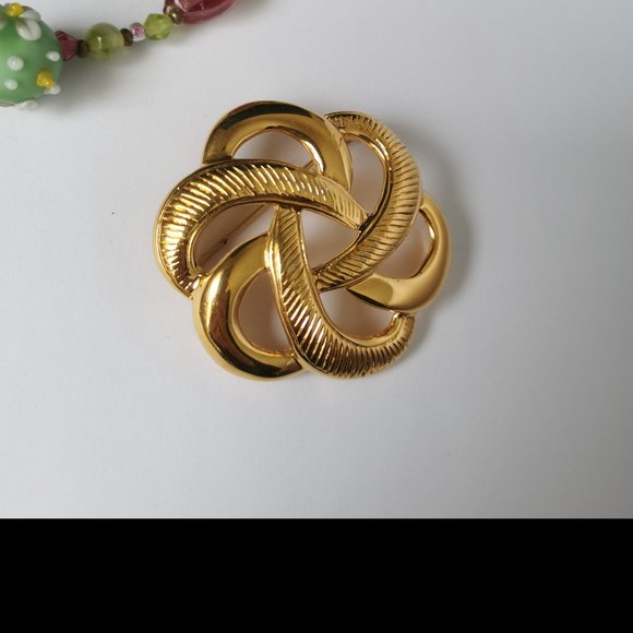 Vintage Signed Monet Swirl/Knot  Gold Tone Brooch - Picture 1 of 6